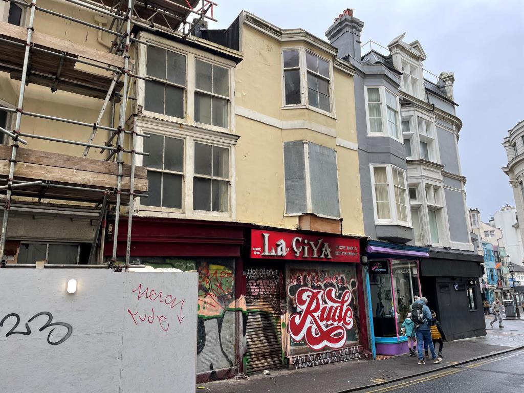 Lot: 133 - FREEHOLD MIXED USE BUILDING JUST OFF BRIGHTON SEAFRONT - Front elevation from south side